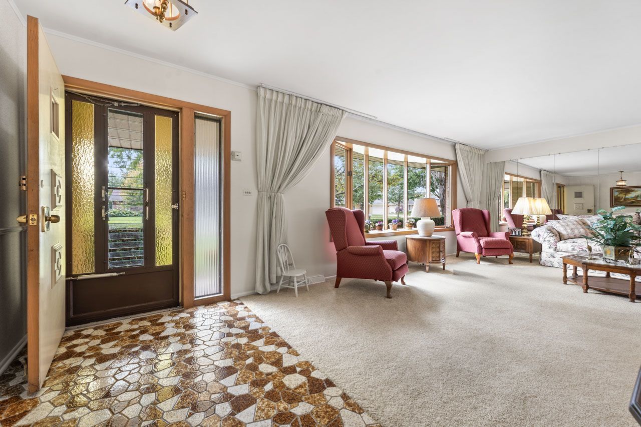 1512 N Oneida Lane, Mount Prospect, IL 60056