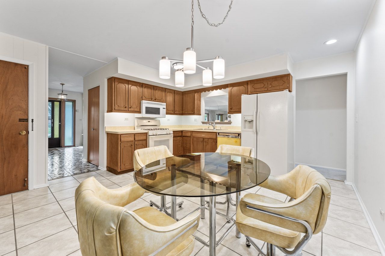 1512 N Oneida Lane, Mount Prospect, IL 60056