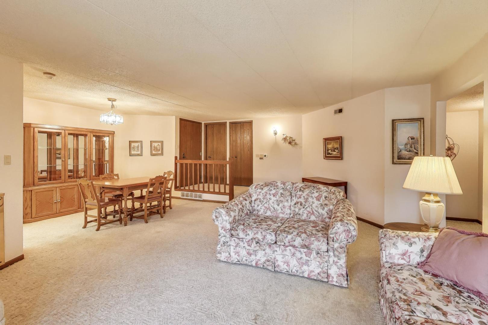 462 S President Street #202, Carol Stream, IL 60188