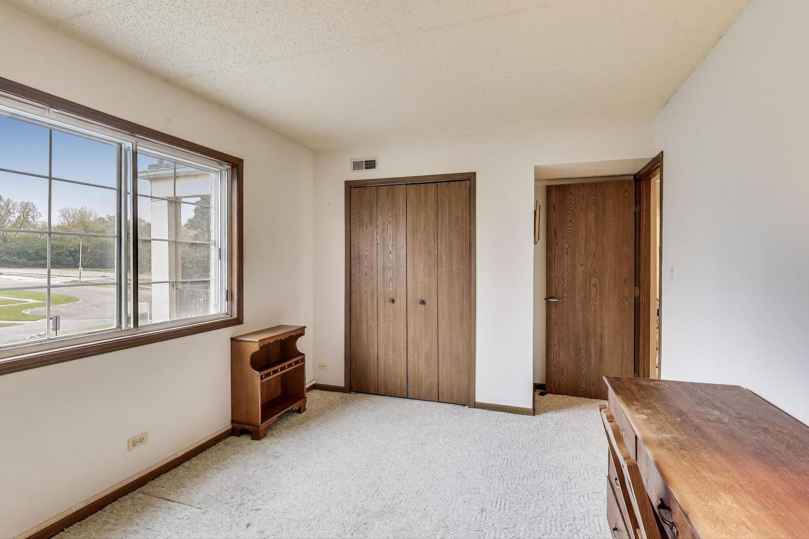 462 S President Street #202, Carol Stream, IL 60188