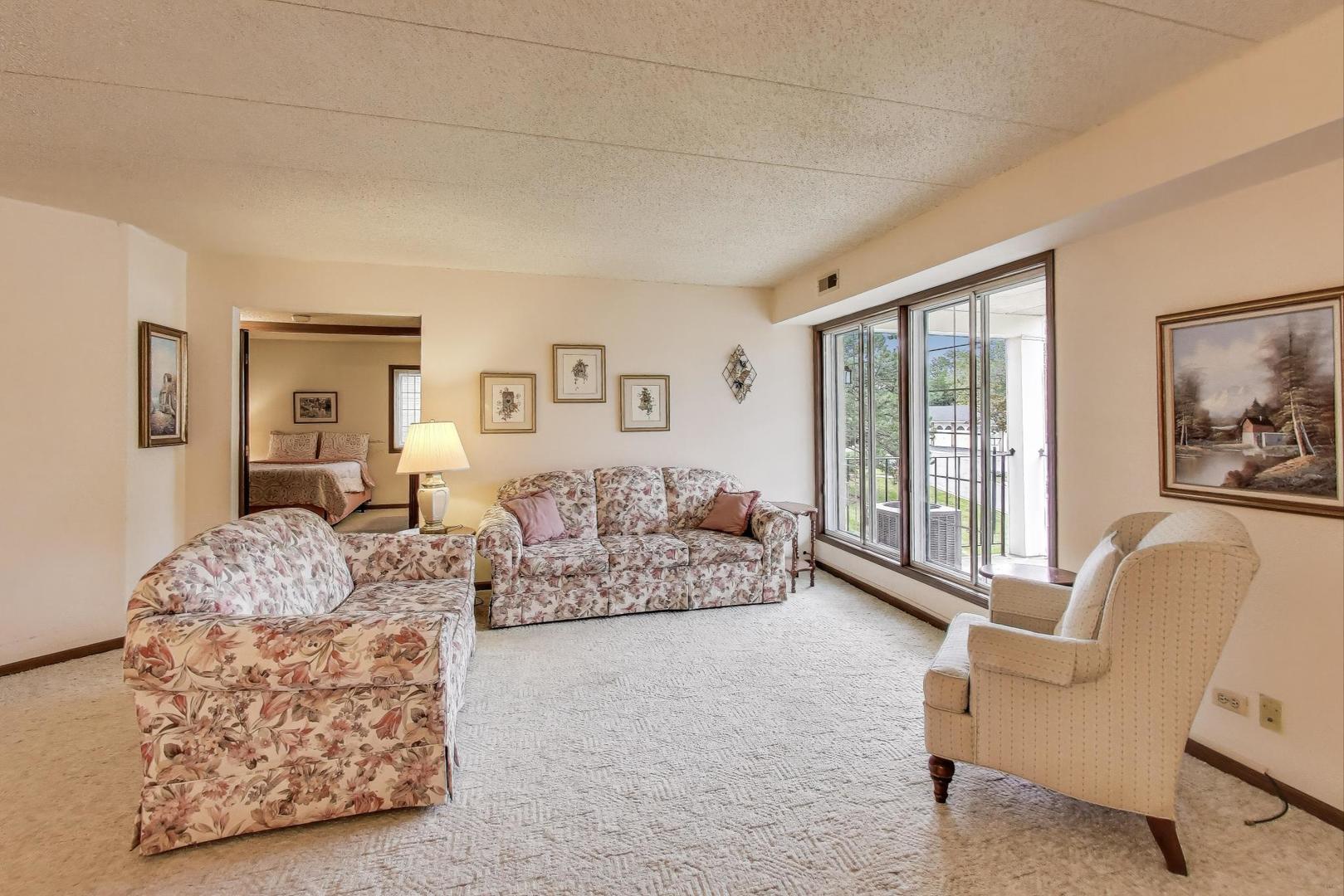 462 S President Street #202, Carol Stream, IL 60188