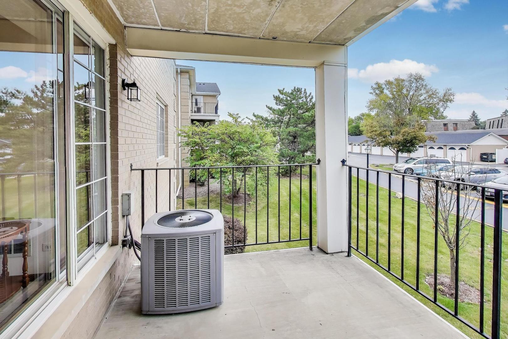 462 S President Street #202, Carol Stream, IL 60188