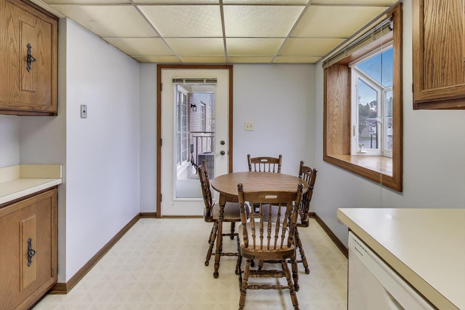 462 S President Street #202, Carol Stream, IL 60188