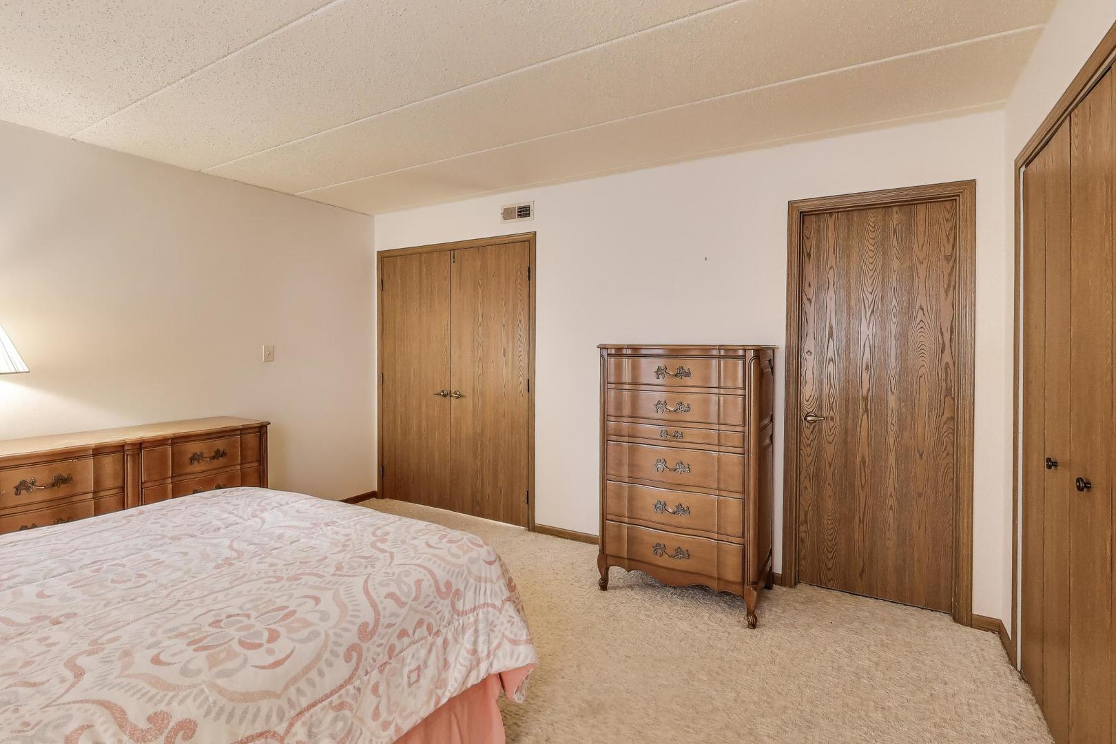 462 S President Street #202, Carol Stream, IL 60188