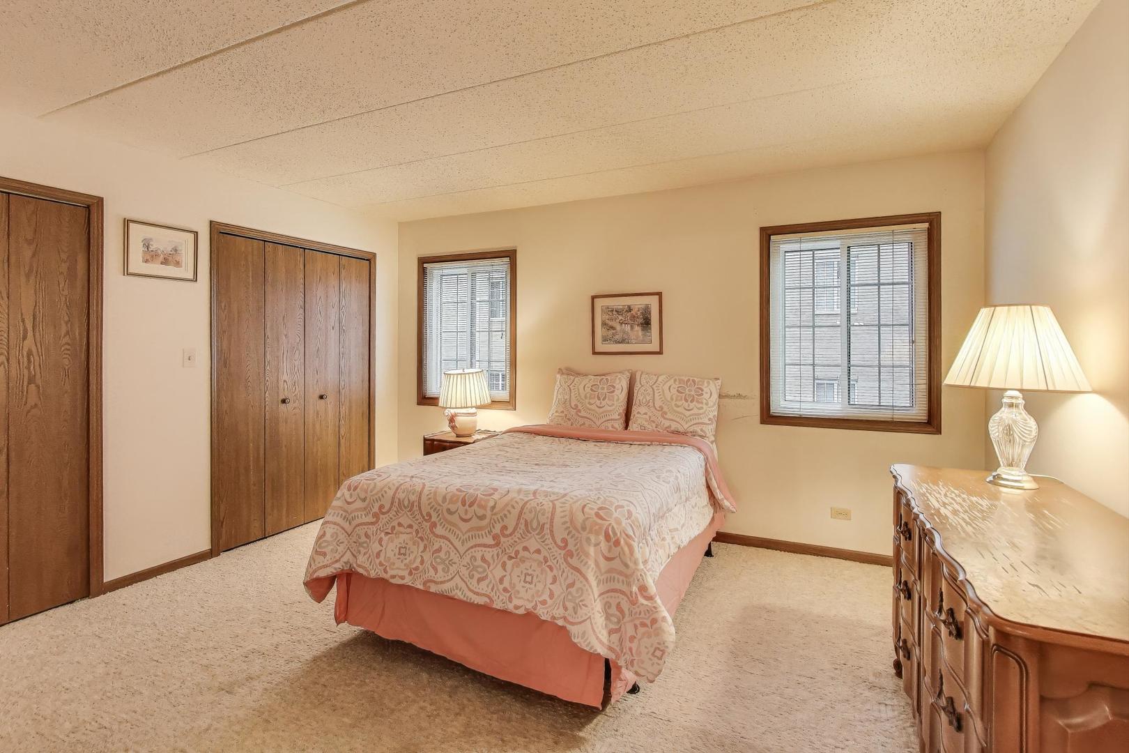462 S President Street #202, Carol Stream, IL 60188