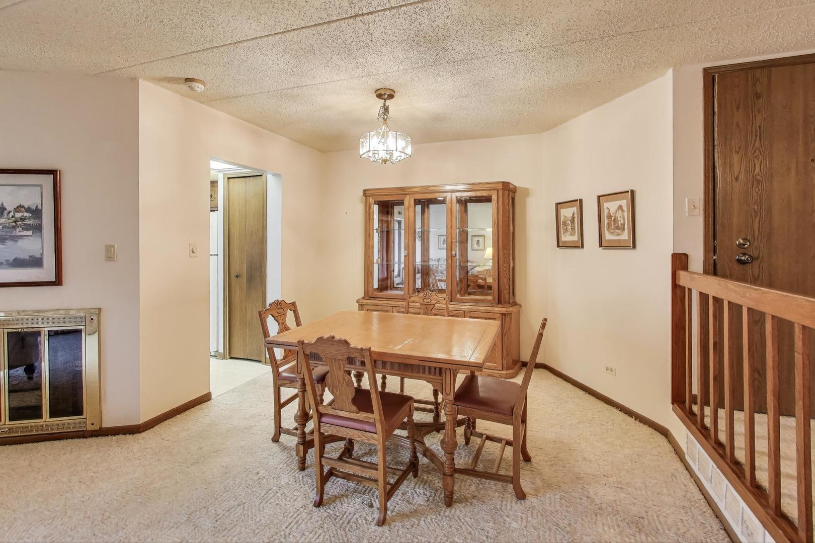 462 S President Street #202, Carol Stream, IL 60188