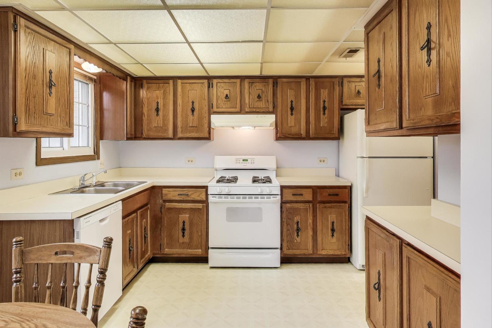 462 S President Street #202, Carol Stream, IL 60188