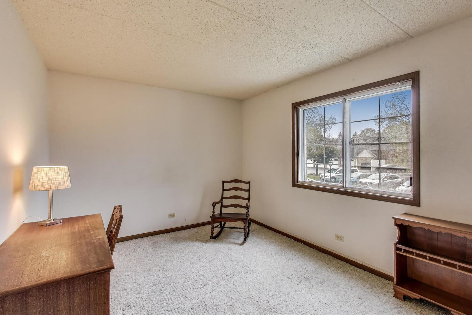 462 S President Street #202, Carol Stream, IL 60188