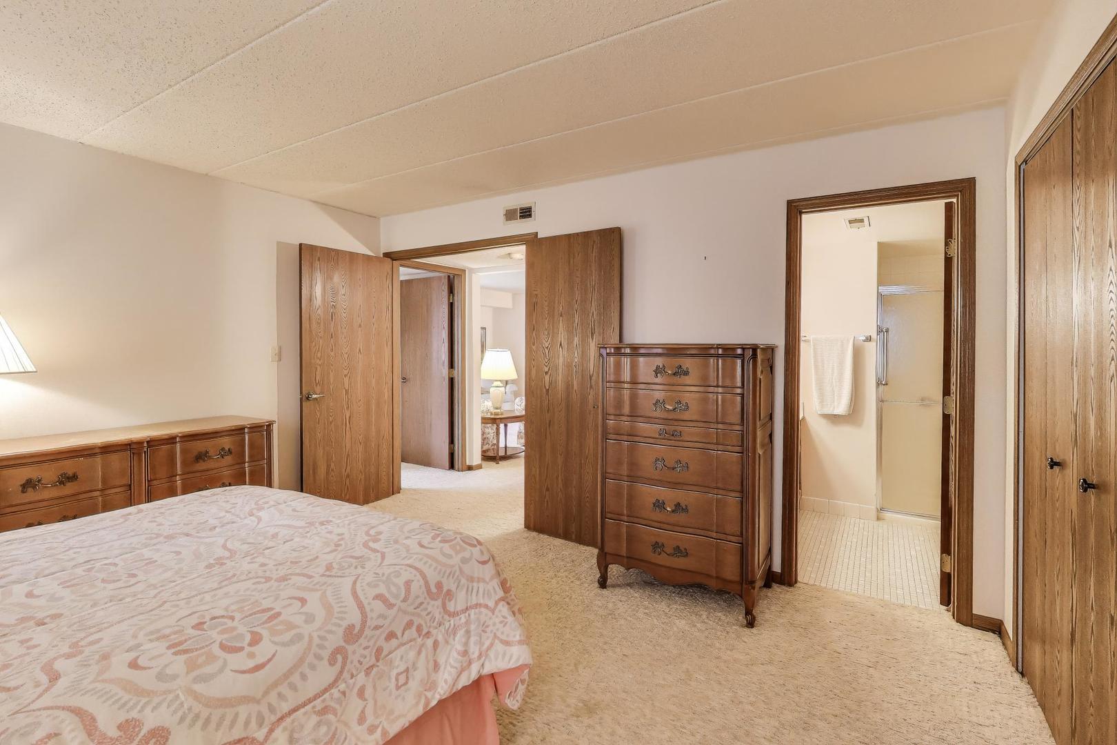 462 S President Street #202, Carol Stream, IL 60188