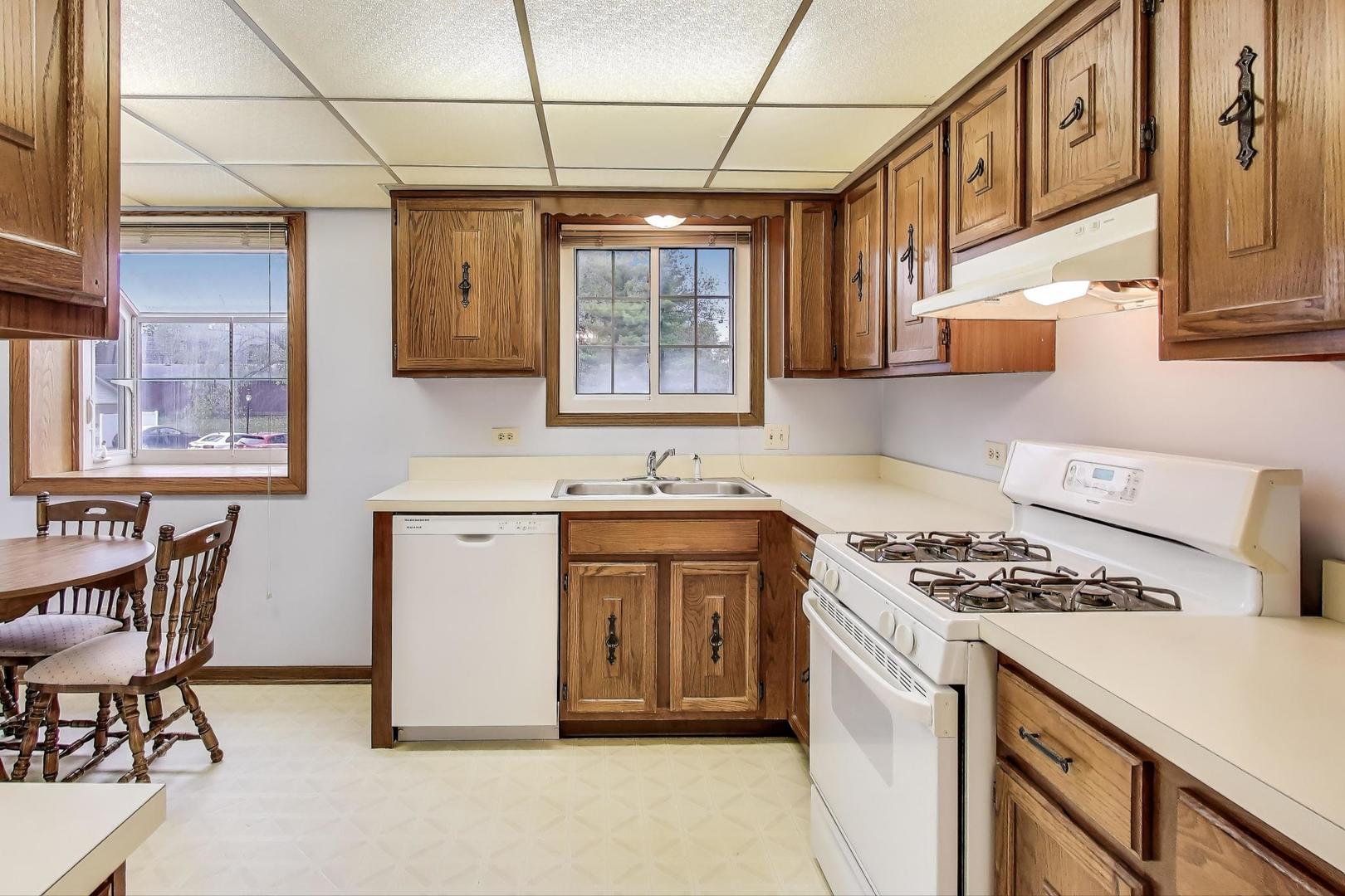 462 S President Street #202, Carol Stream, IL 60188