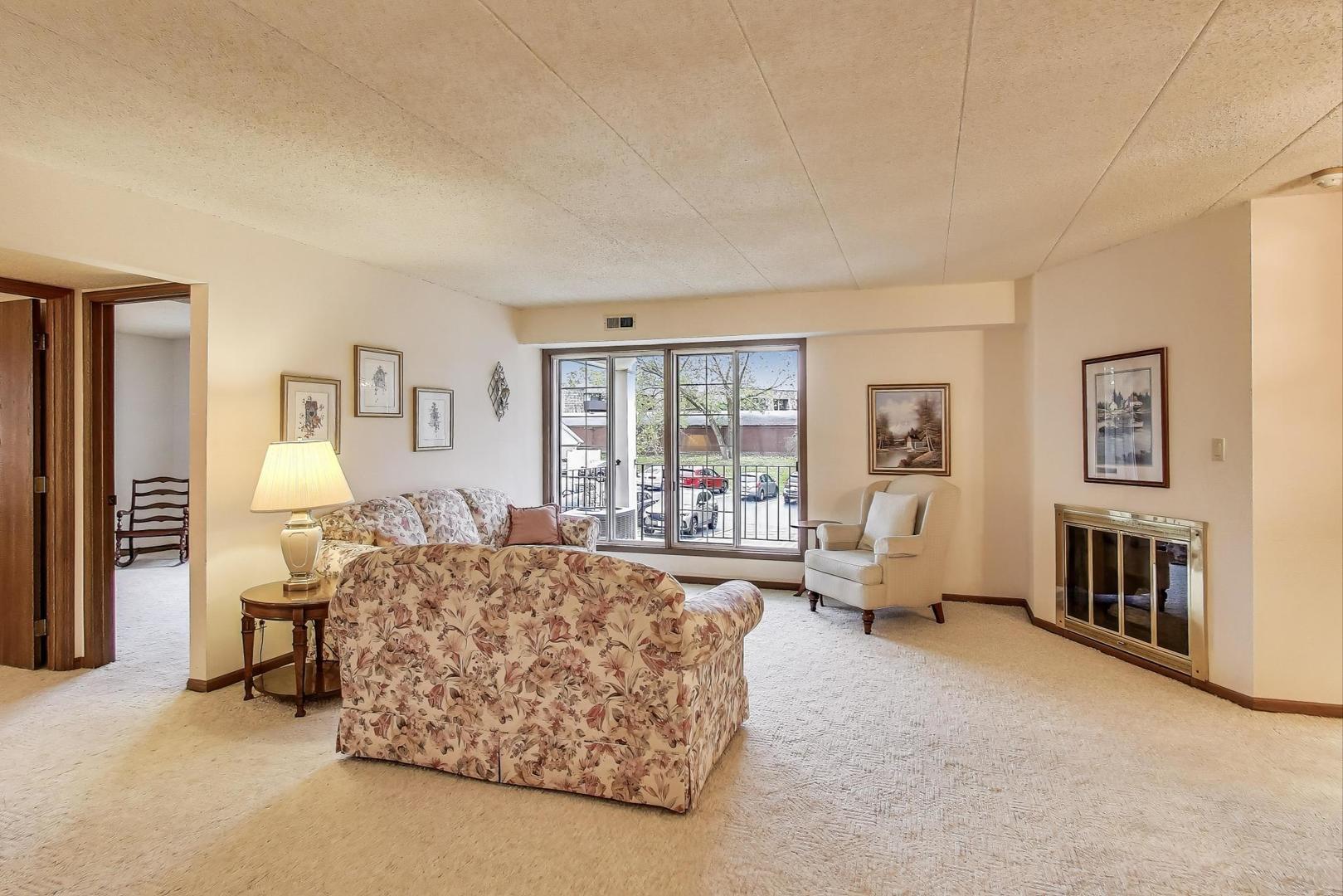 462 S President Street #202, Carol Stream, IL 60188