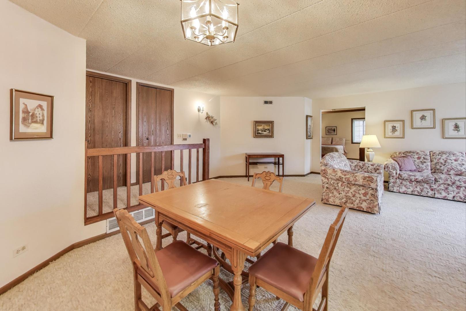 462 S President Street #202, Carol Stream, IL 60188