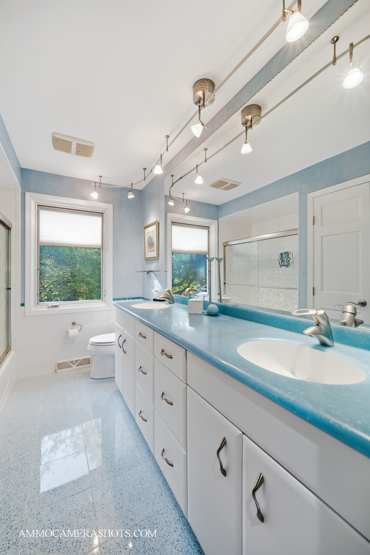 12 Highgate Court, St. Charles, IL 60174