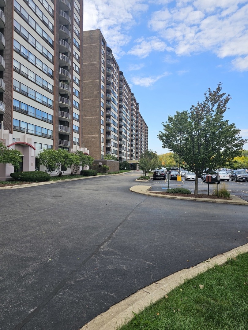 5441 N East River Road #106, Chicago, IL 60656