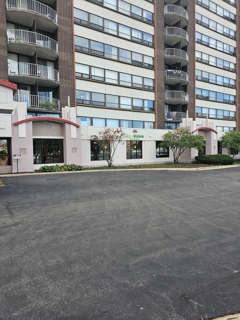 5441 N East River Road #106, Chicago, IL 60656