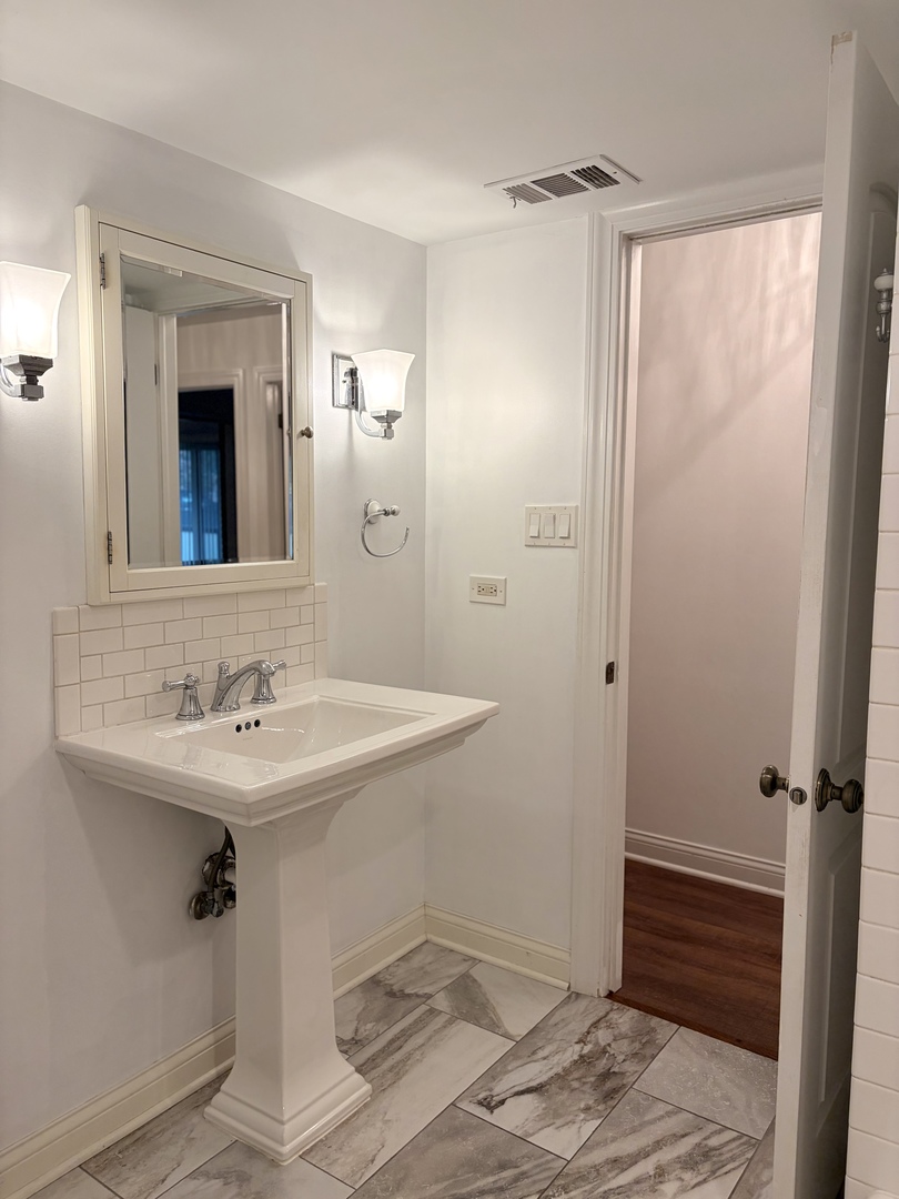 9194 South Road #B, Palos Hills, IL 60465
