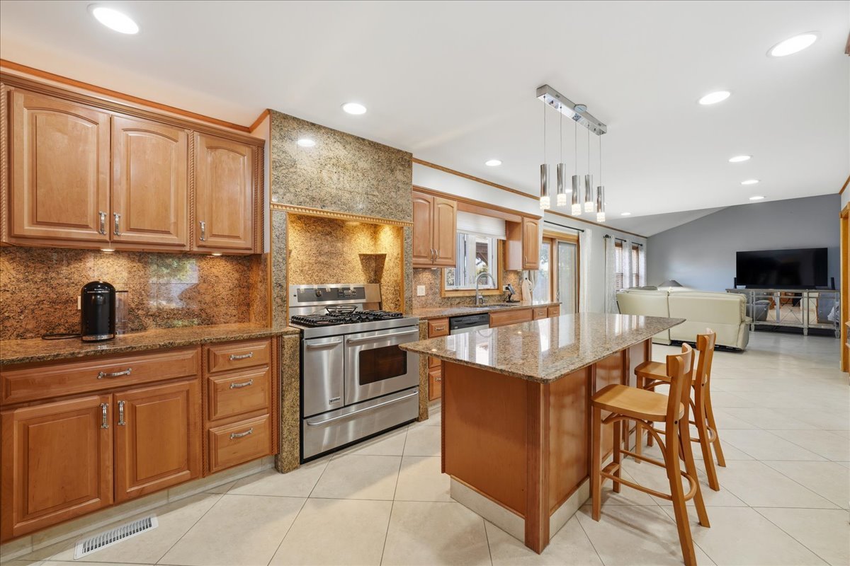 947 Wilma Lane, Elk Grove Village, IL 60007