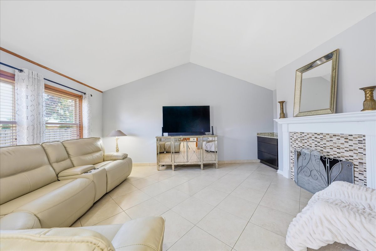 947 Wilma Lane, Elk Grove Village, IL 60007