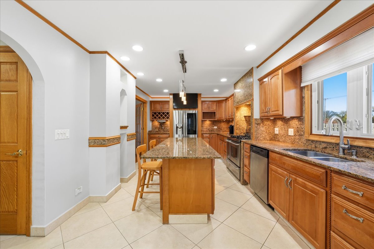 947 Wilma Lane, Elk Grove Village, IL 60007