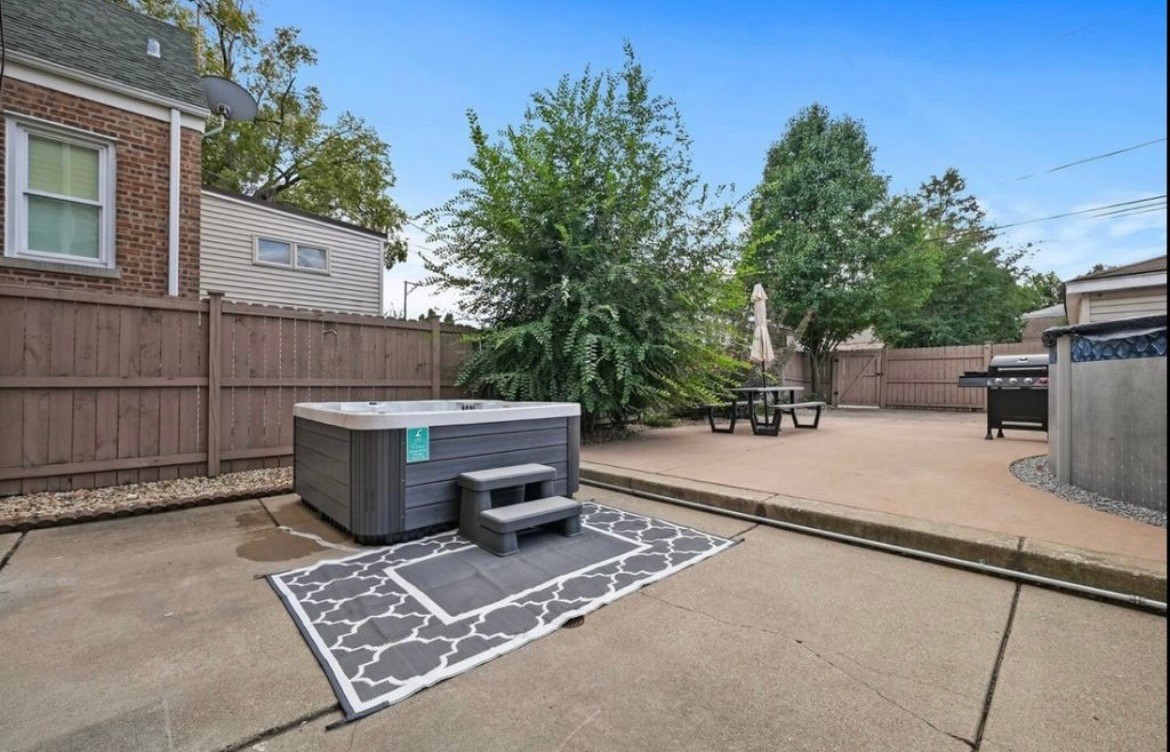 5304 S New England Avenue, Chicago, IL 60638