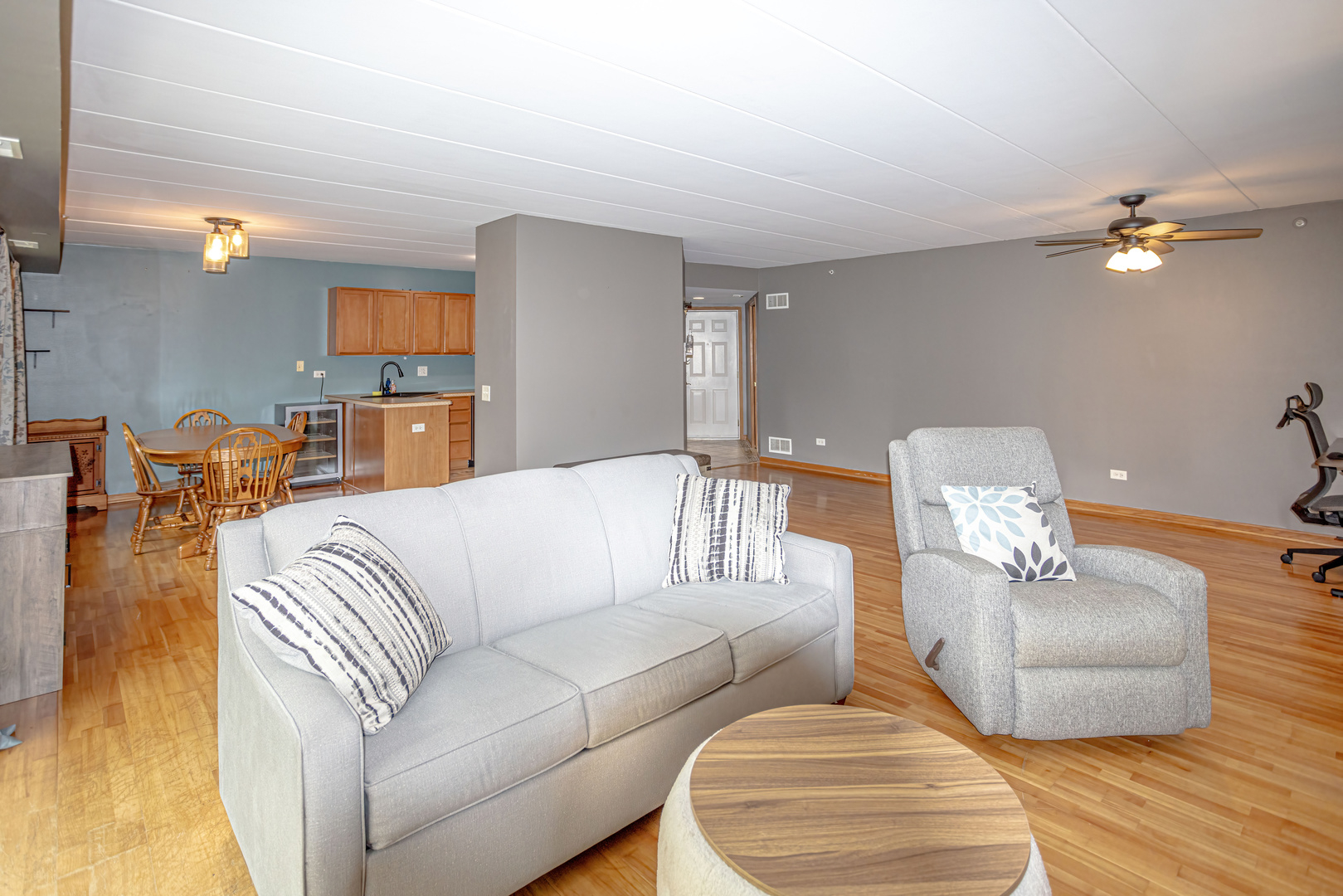 6830 W WINDING Trail #102, Oak Forest, IL 60452