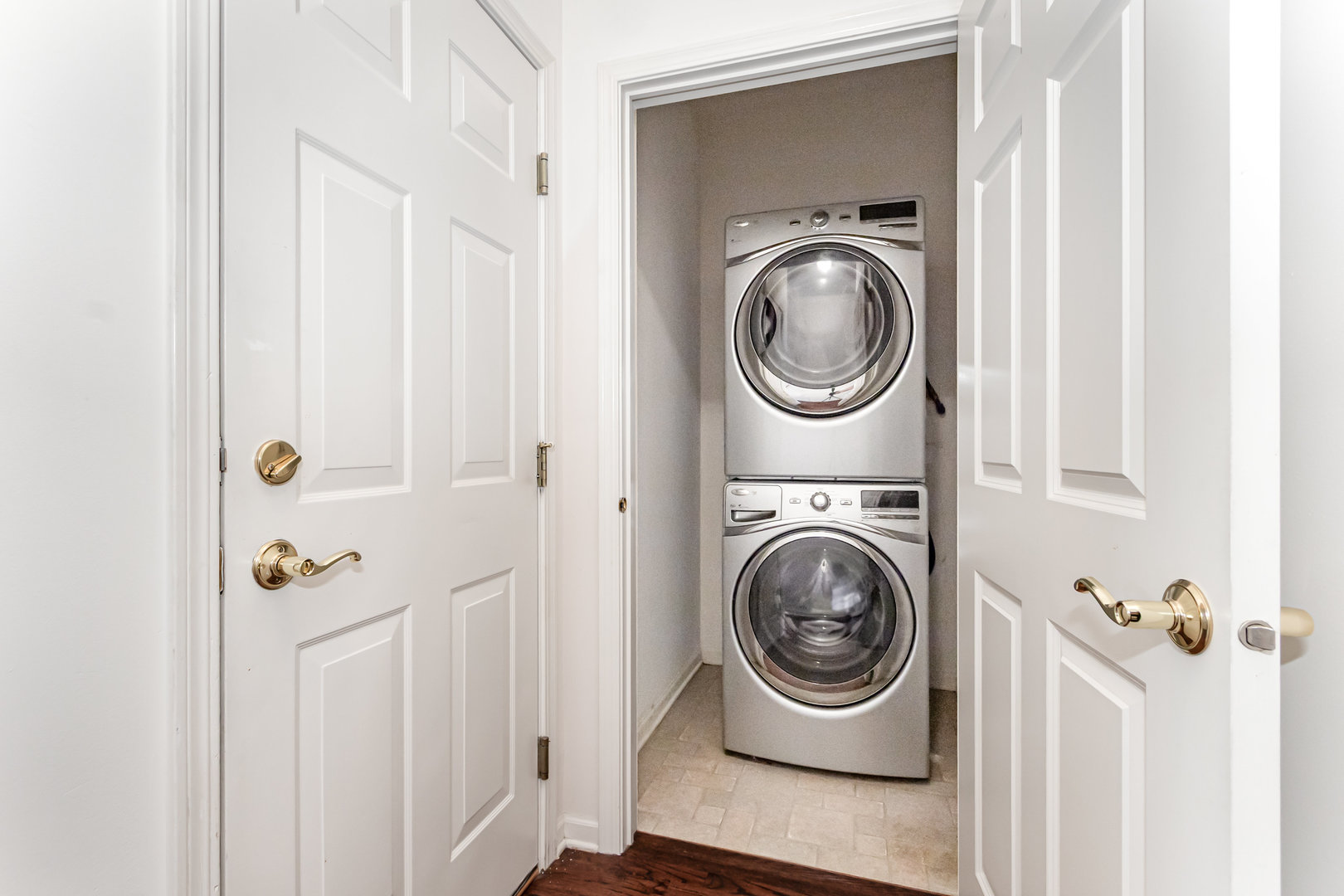 628 Belmont Lane, Carol Stream, IL 60188