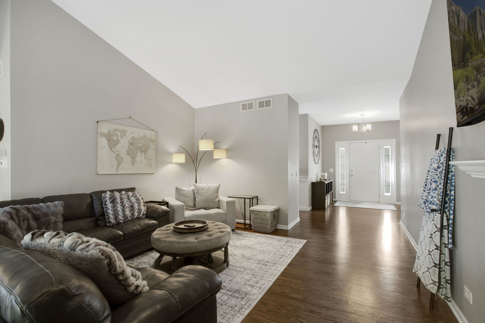 464 N Crooked Lake Lane, Lindenhurst, IL 60046