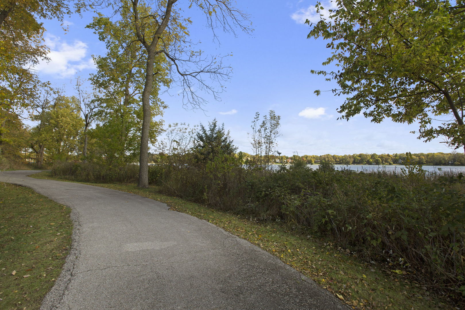 464 N Crooked Lake Lane, Lindenhurst, IL 60046