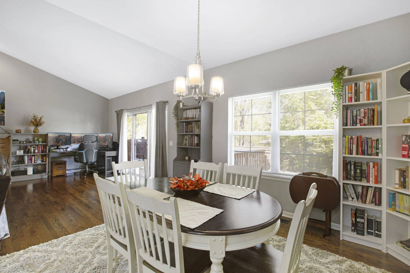 464 N Crooked Lake Lane, Lindenhurst, IL 60046