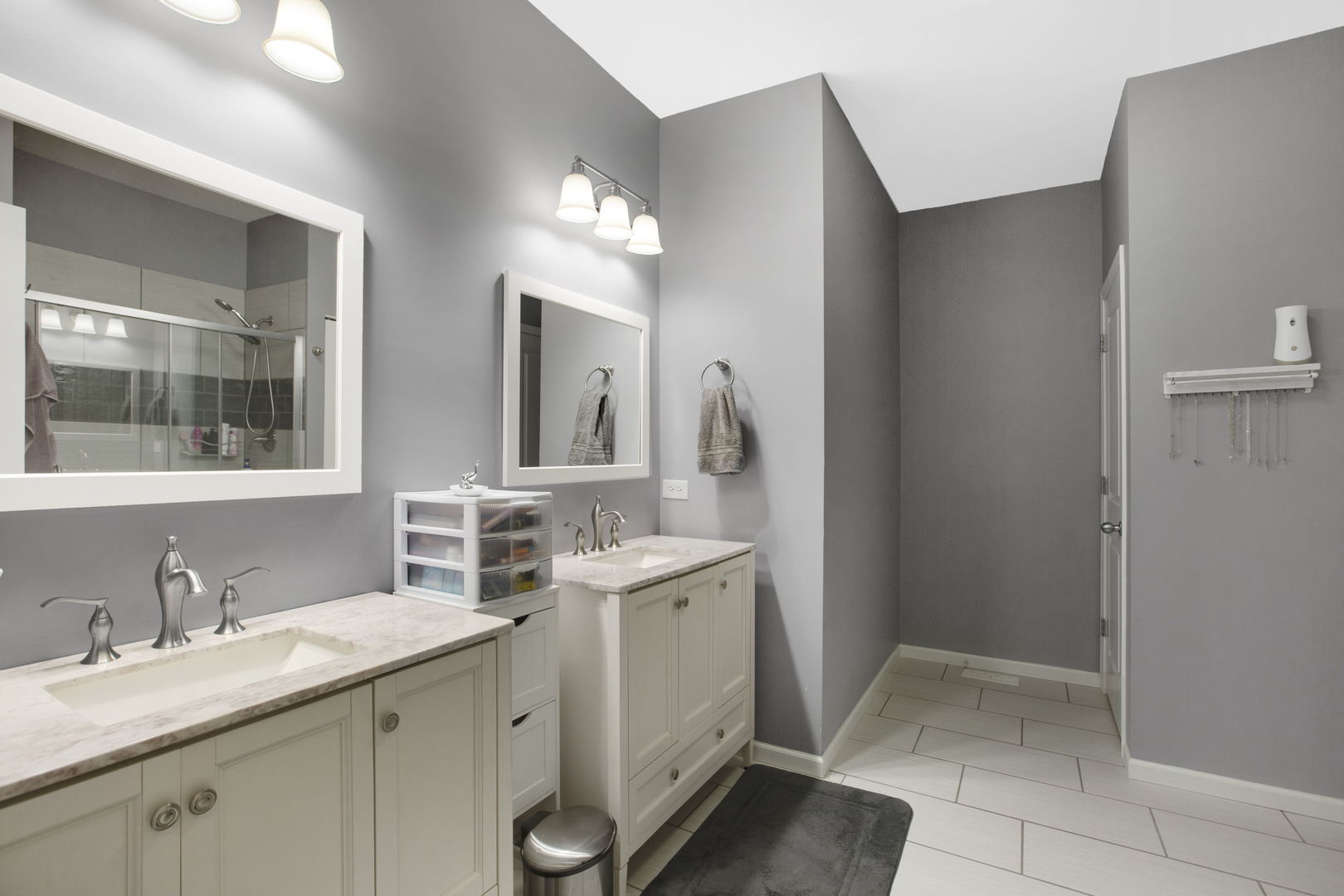 464 N Crooked Lake Lane, Lindenhurst, IL 60046