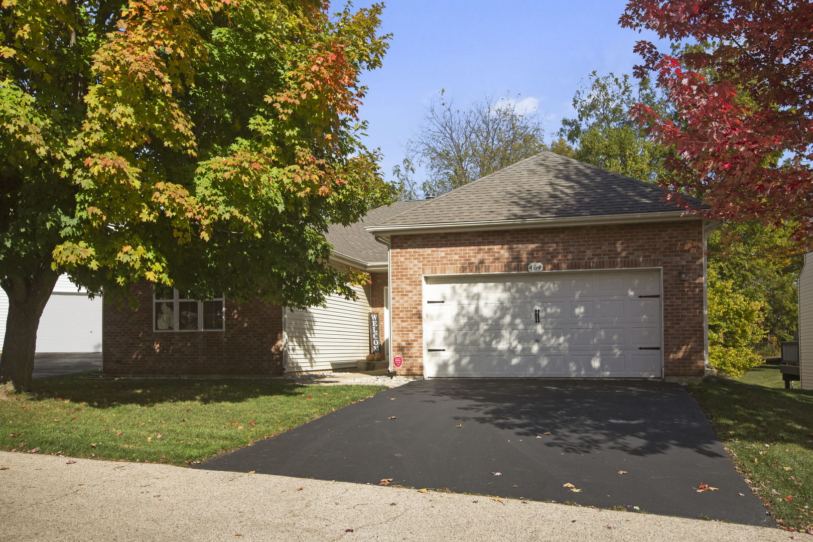 464 N Crooked Lake Lane, Lindenhurst, IL 60046