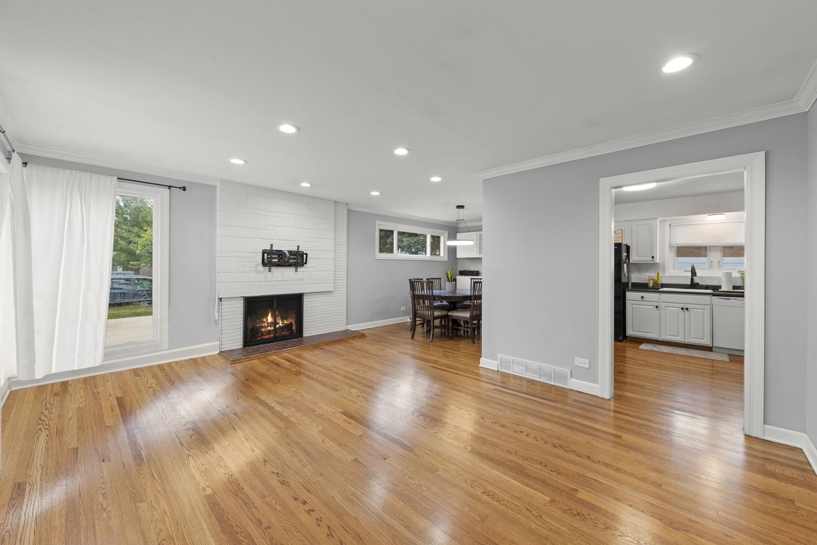 415 E Huntington Lane, Elmhurst, IL 60126