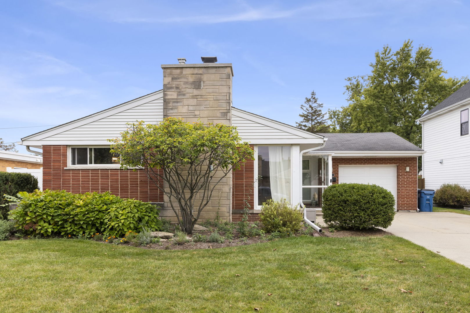 415 E Huntington Lane, Elmhurst, IL 60126