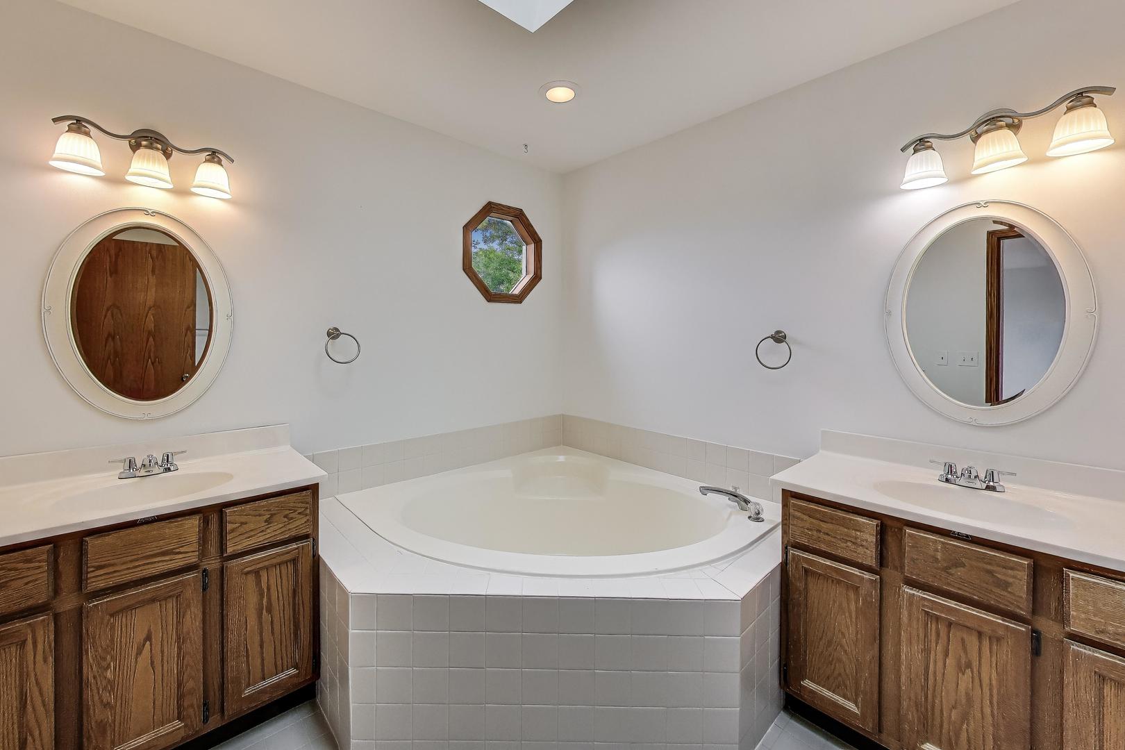 14 Oxford Court, Algonquin, IL 60102