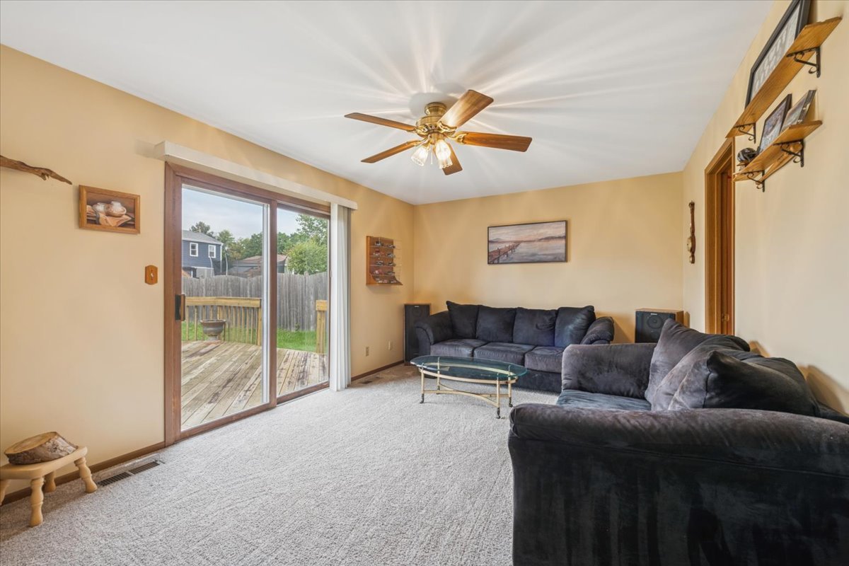 217 Barnwood Trail, McHenry, IL 60050