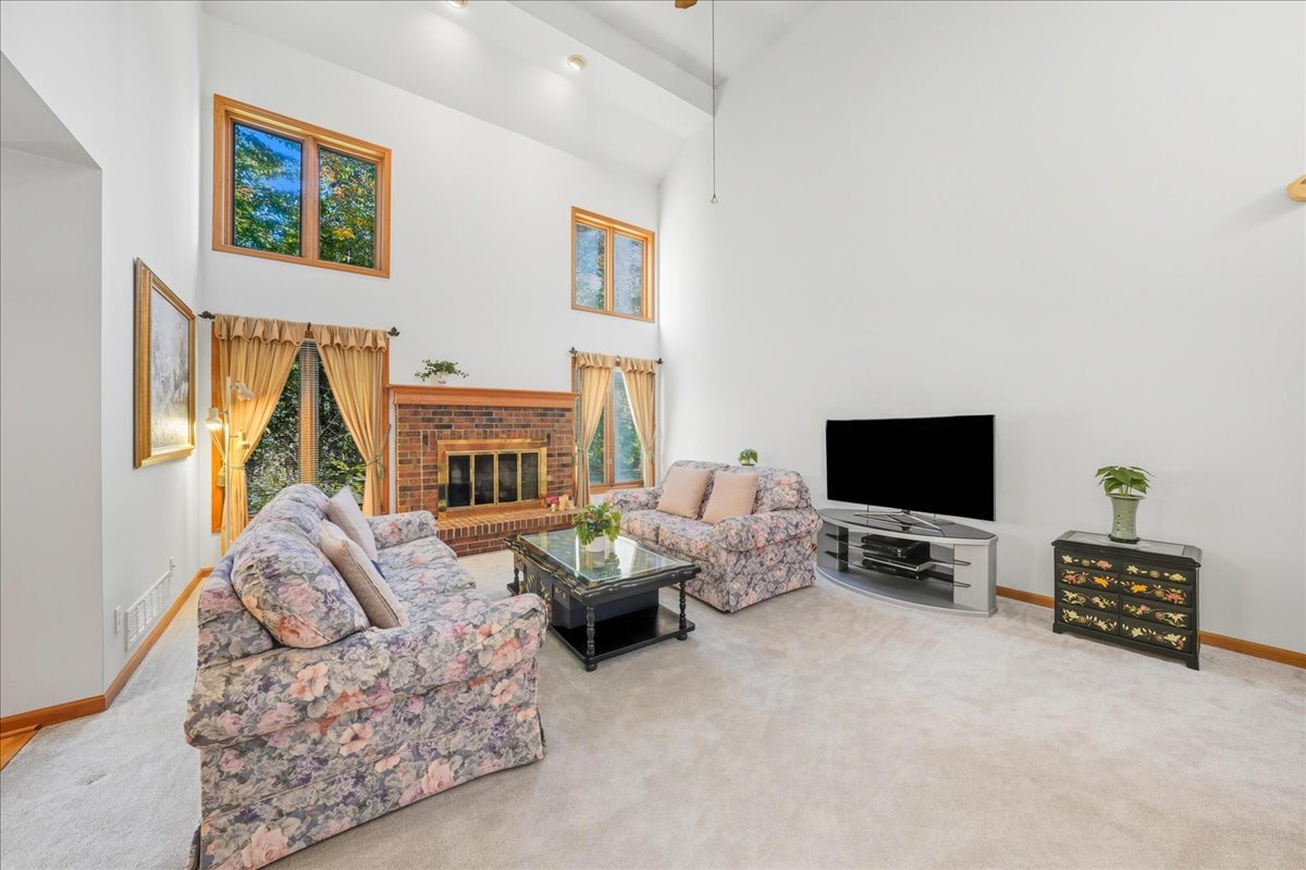 8 Mossfield Court, Sugar Grove, IL 60554