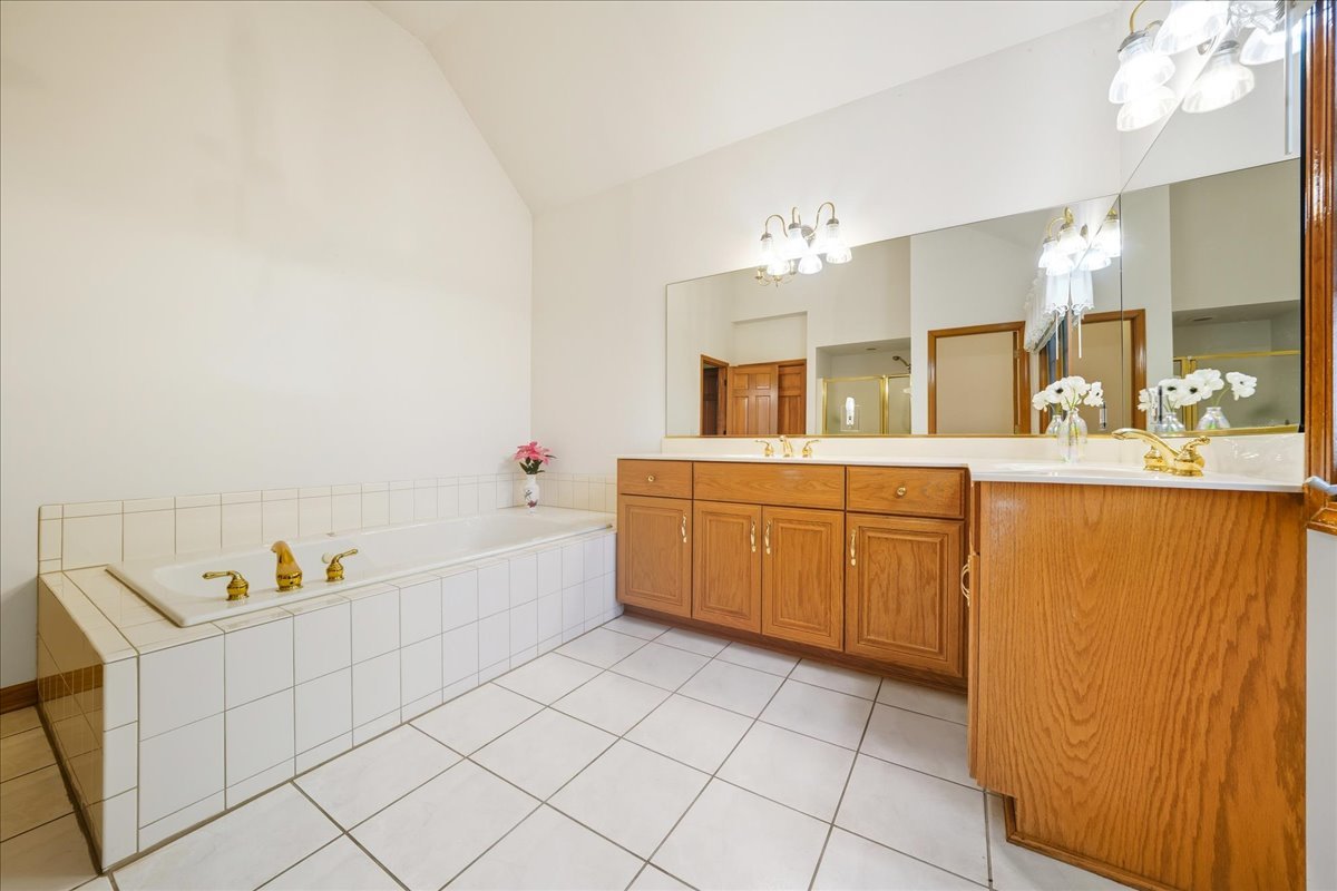 8 Mossfield Court, Sugar Grove, IL 60554