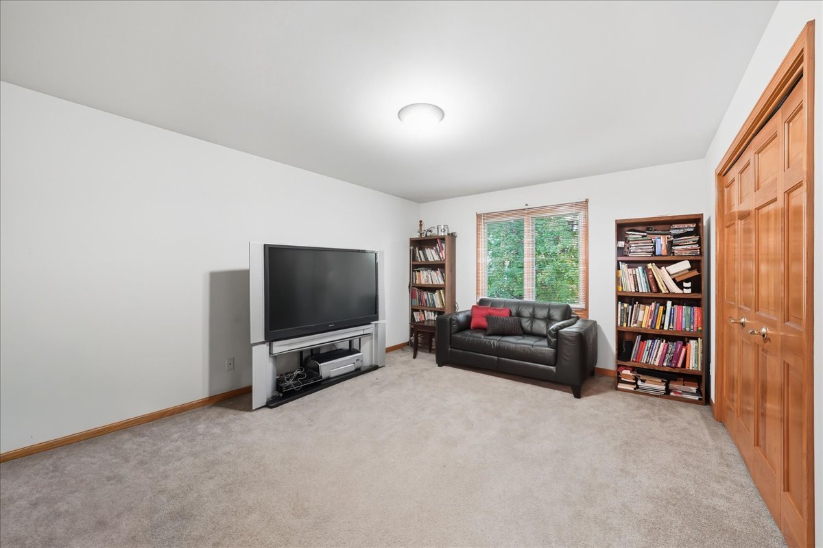 8 Mossfield Court, Sugar Grove, IL 60554