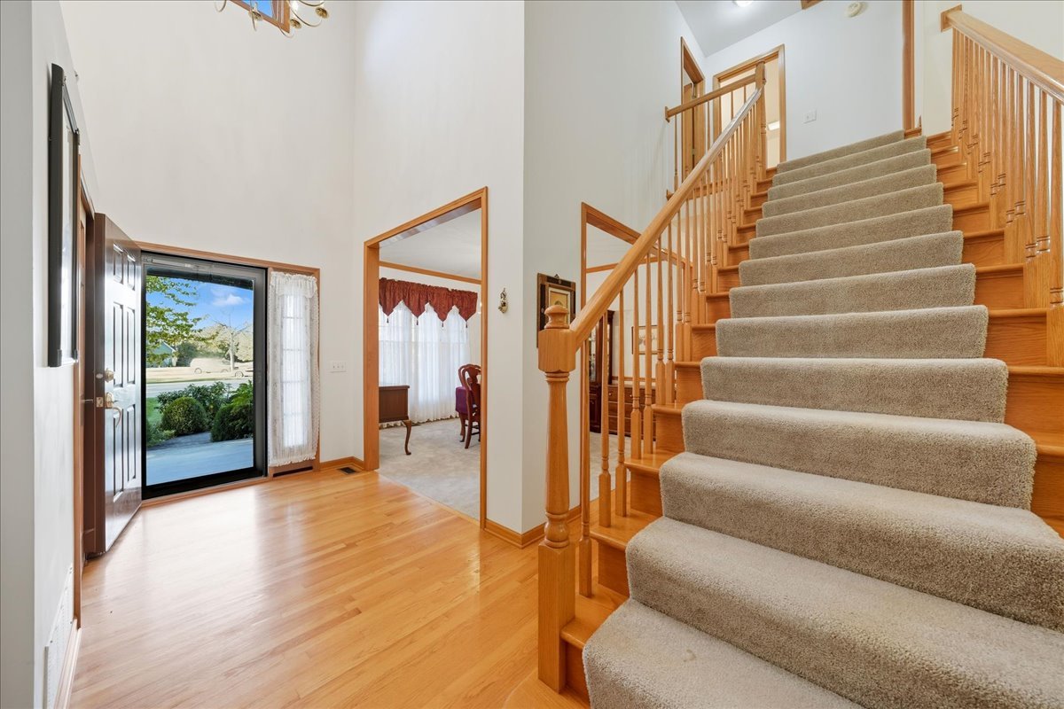 8 Mossfield Court, Sugar Grove, IL 60554