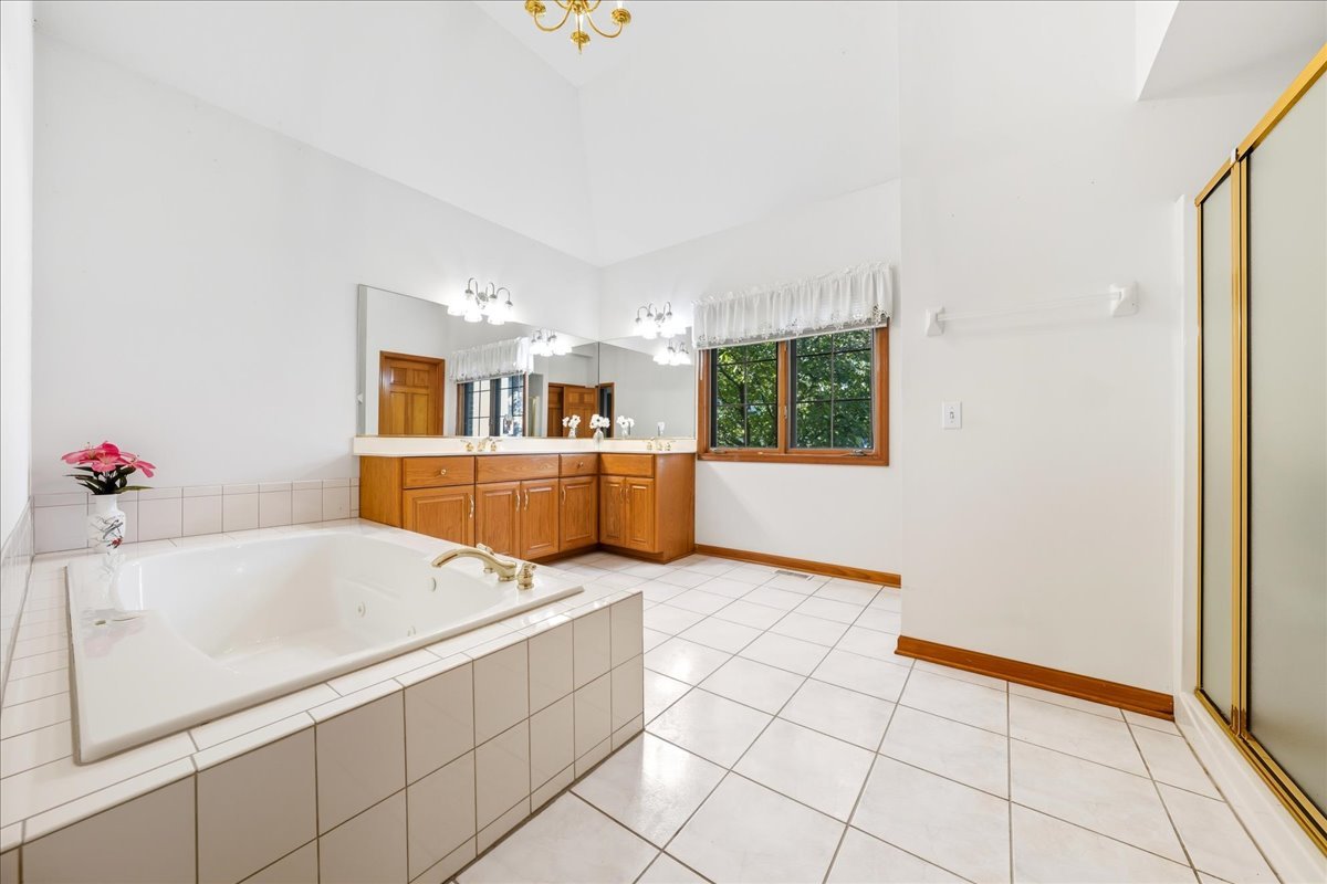 8 Mossfield Court, Sugar Grove, IL 60554