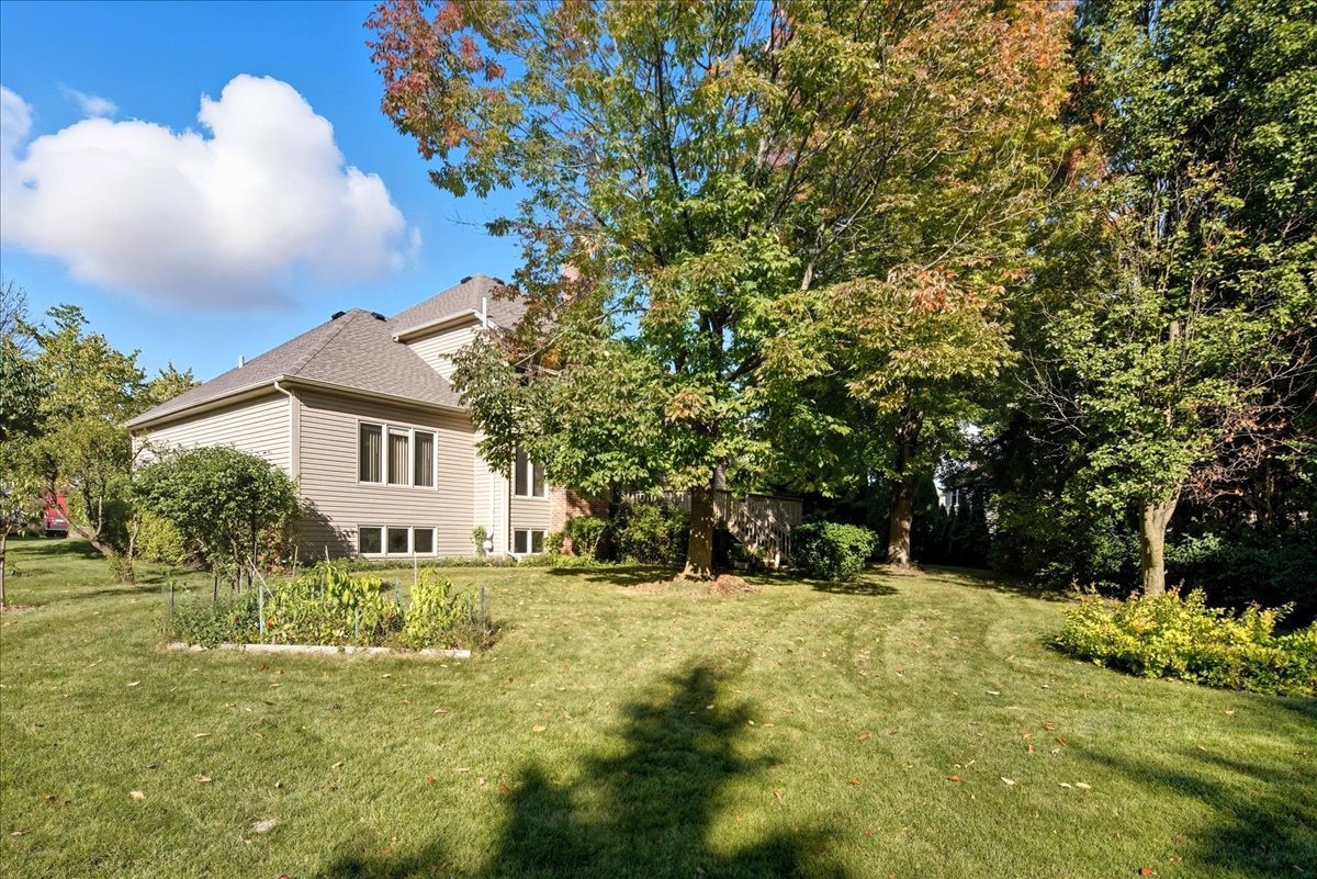 8 Mossfield Court, Sugar Grove, IL 60554