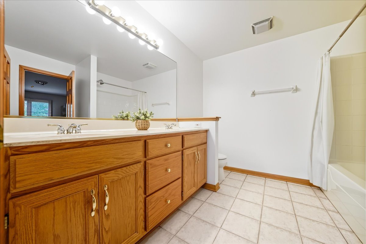 8 Mossfield Court, Sugar Grove, IL 60554