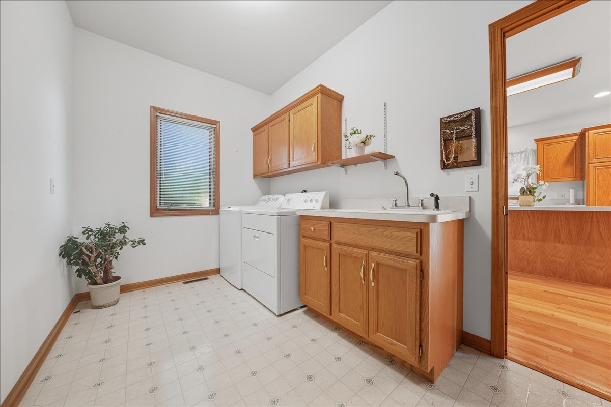 8 Mossfield Court, Sugar Grove, IL 60554