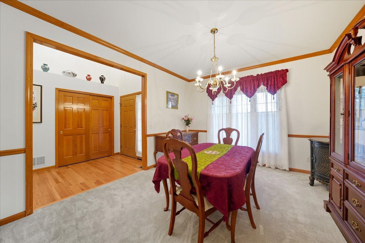 8 Mossfield Court, Sugar Grove, IL 60554
