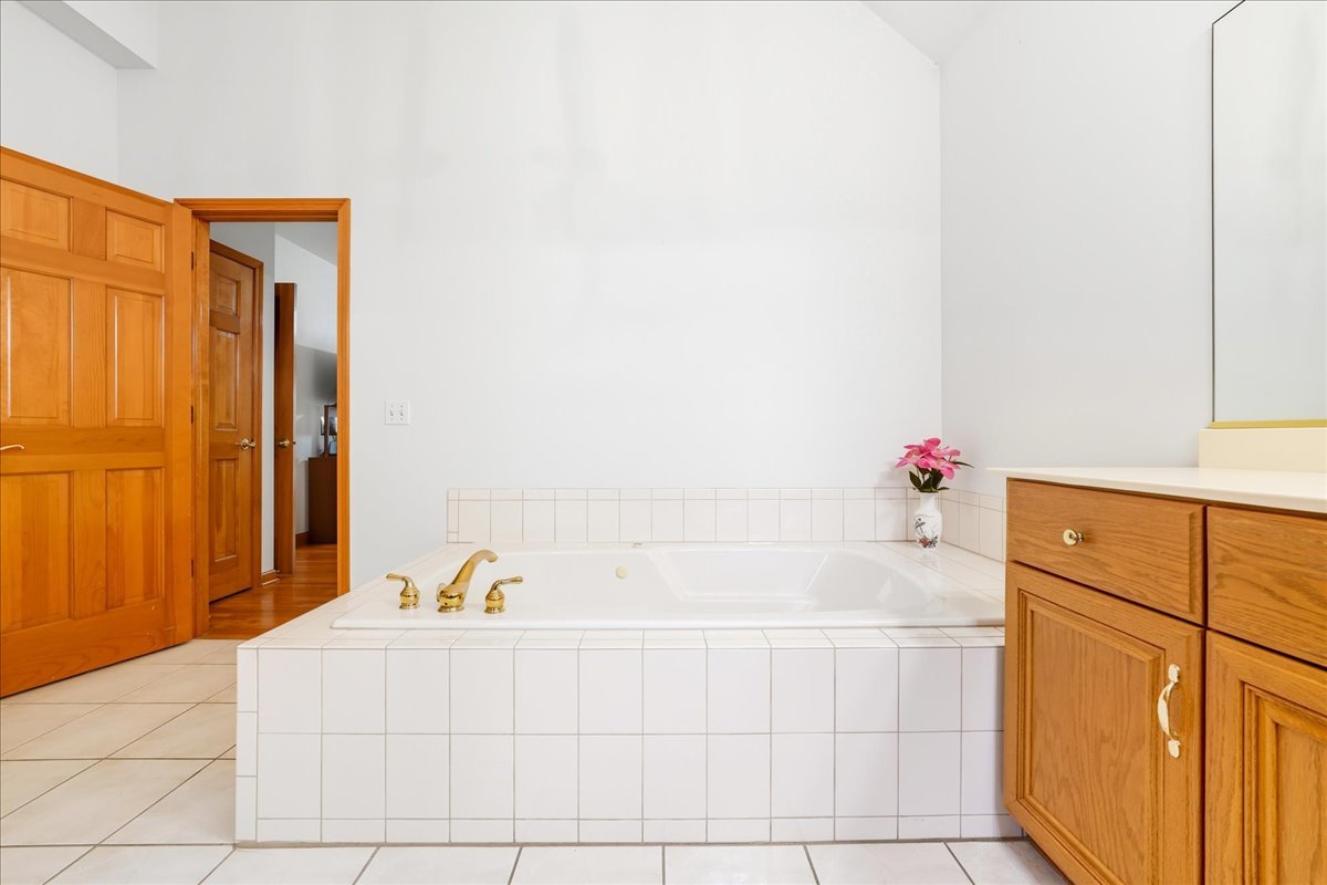 8 Mossfield Court, Sugar Grove, IL 60554