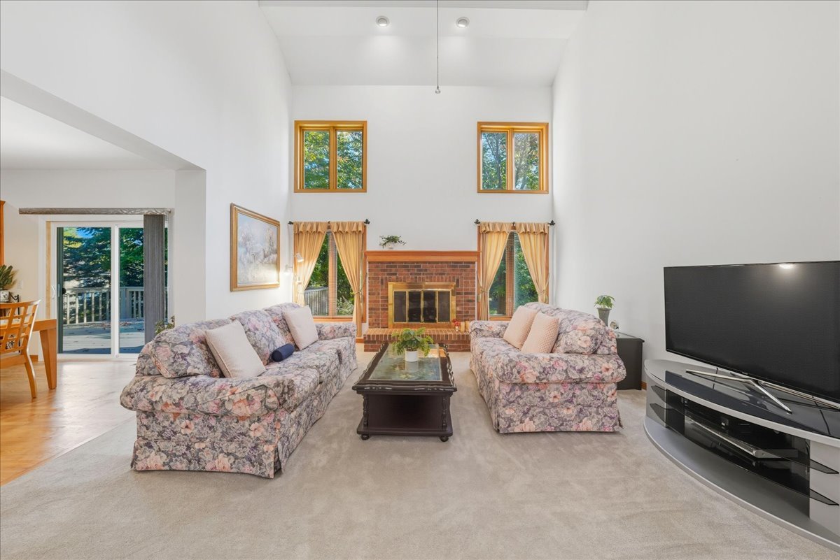 8 Mossfield Court, Sugar Grove, IL 60554