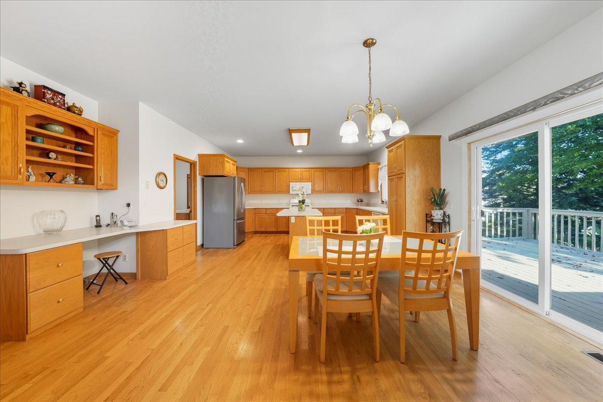 8 Mossfield Court, Sugar Grove, IL 60554