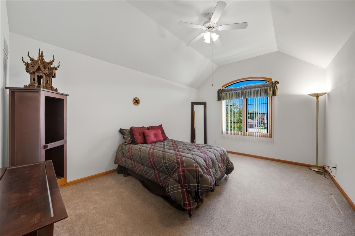 8 Mossfield Court, Sugar Grove, IL 60554
