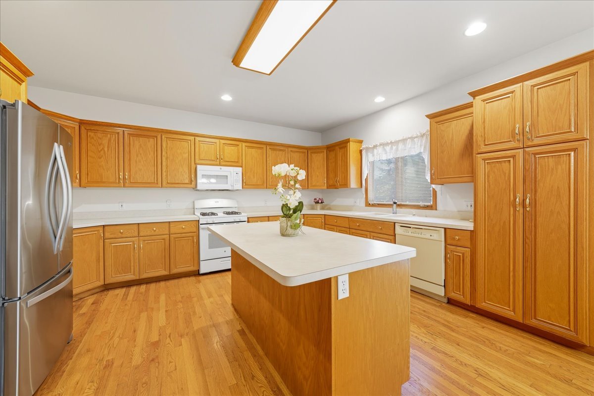 8 Mossfield Court, Sugar Grove, IL 60554