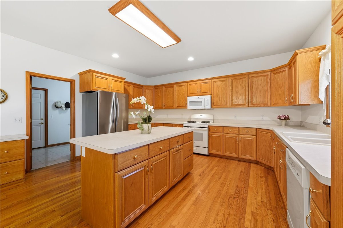 8 Mossfield Court, Sugar Grove, IL 60554